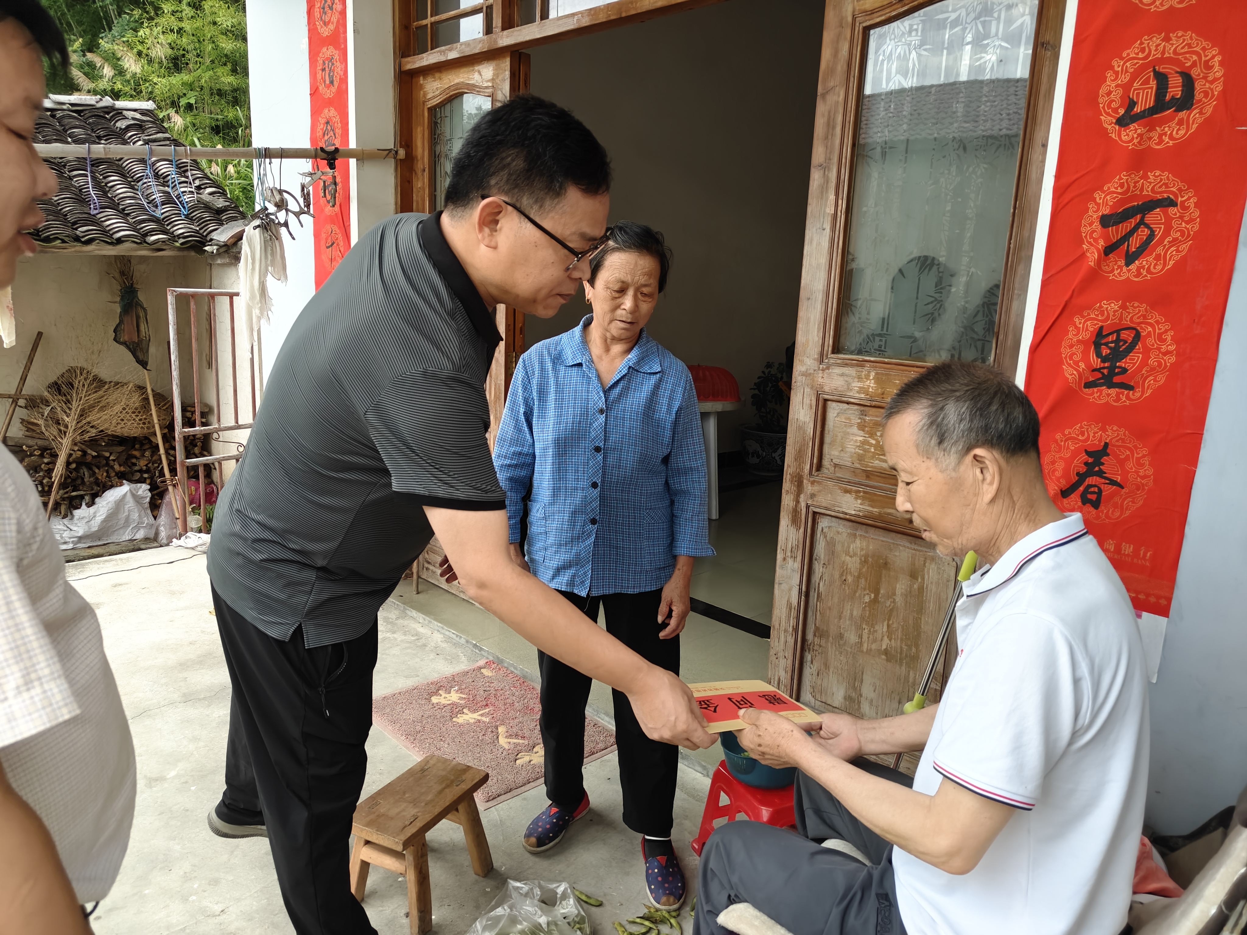 县政协秘书长、机关党组书记倪彩文赴联系村讲专题党课