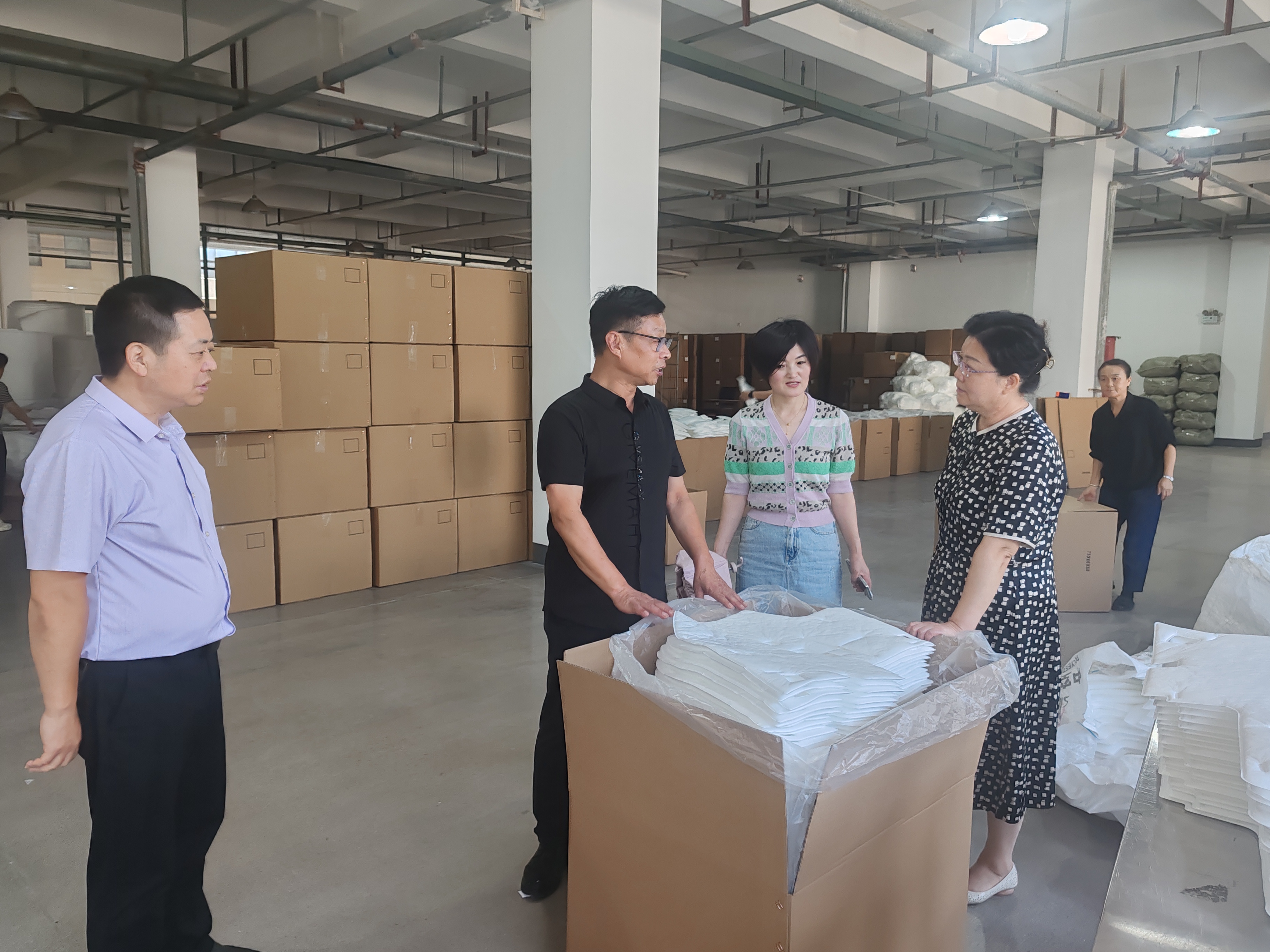 县政协主席张蕾赴经开区企业开展“送清凉”慰问活动